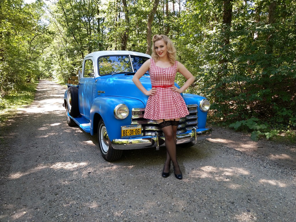 Chevrolet 3100 pick-up uit 1951 in retrostijl, pin-up photo shoot